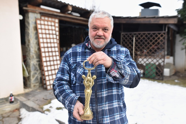 Na snímke Eugen Belica, ktorý vyrába sošky pre anketu OTO