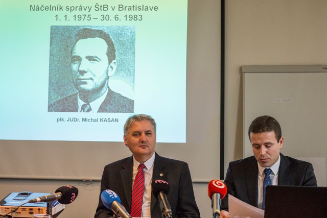 Na snímke vľavo predseda Správnej rady ÚPN Ondrej Krajňák a vpravo Vladimír Palko ml. zo sekcie dokumentácie ÚPN a riešiteľ projektu počas tlačovej konferencie v Bratislave 9. februára 2017