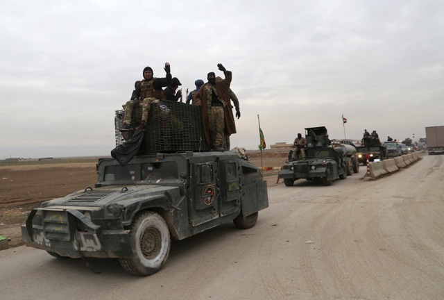 Snímka z 31. januára 2017, kde irackí vojaci sa pripravujú na ďalšiu etapu bojov proti militantom organizácie Islamský štát (IS) v irackom meste Mósul