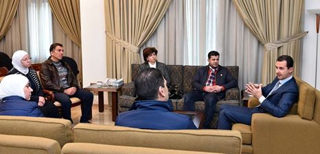 Na snímke sýrsky prezident Bašár Asad s majiteľmi priemyselných podnikov Damasku 
