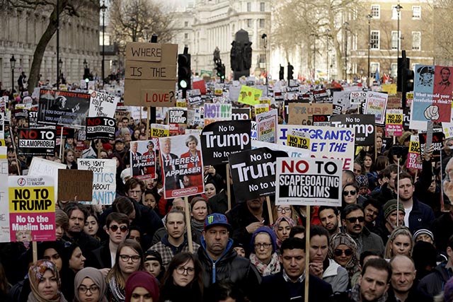 Ľudia protestujú s transparentmi počas demonštrácie proti imigračnému výnosu nového amerického prezidenta Donalda Trumpa v Londýne