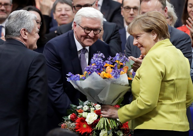 Nemecká kancelárka Angela Merkelová a Joachim Gauck (vľavo) gratulujú novozvolenému nemeckému prezidentovi Frankovi-Walterovi Steinmeirovi