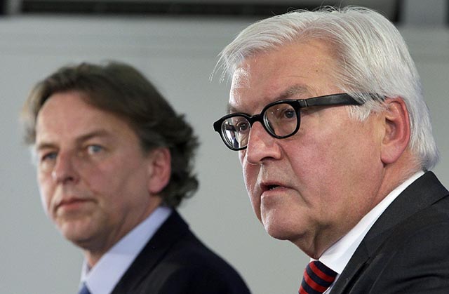 Nemecký minister zahraničných vecí Frank-Walter Steinmeier (vpravo) počas spoločnej tlačovej konferencie so svojím holandským rezortným partnerom Bertom Koendersom