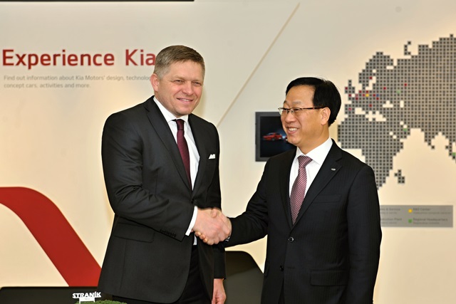 Na snímke vľavo predseda vlády SR Robert Fico a vpravo prezident spoločnosti KIA Motors Slovakia Dae Sik Kim počas návštevy výrobného závodu Kia Motors Slovakia v Tepličke nad Váhom