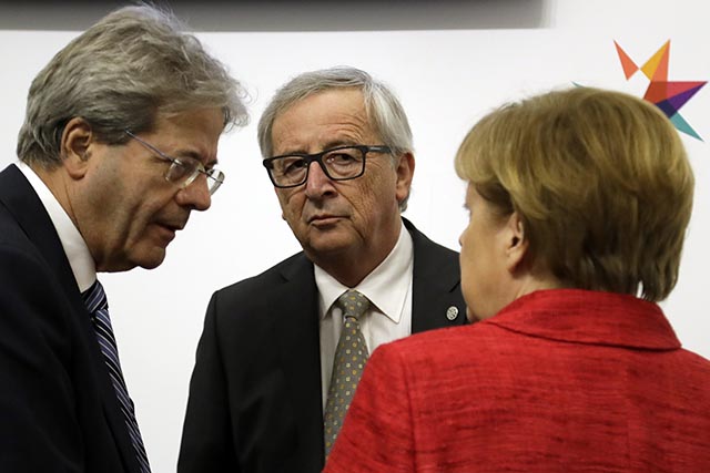 Nemecká kancelárka Angela Merkelová (vpravo) sa rozpráva s predsedom Európskej komisie Jeanom-Claudeom Junckerom (v strede) a talianskym premiérom Paolom Gentilonim (vľavo)