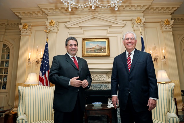 Na snímke ministri zahraničných vecí Sigmar Gabriel a Rex Tillerson
