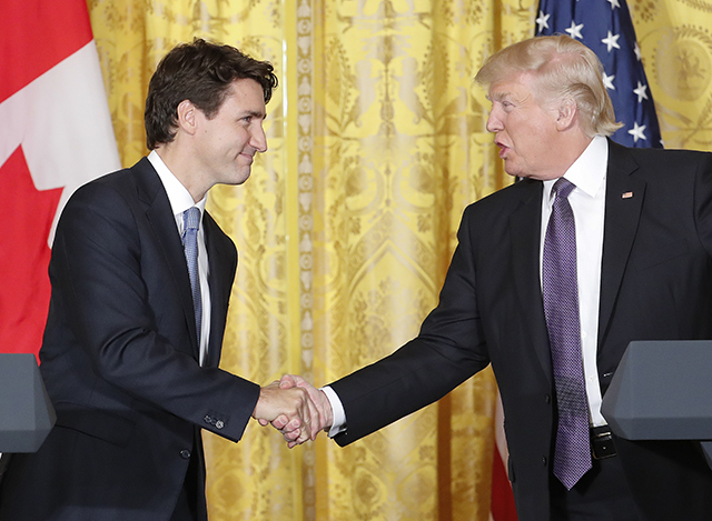 Americký prezident Donald Trump (vpravo) si podáva ruku s kanadským premiérom Justinom Trudeauom