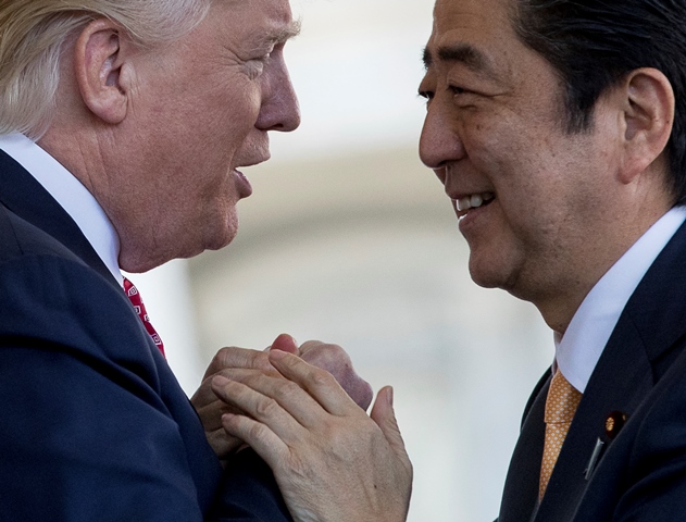 Na snímke americký prezident Donald Trump (vľavo) a japonský premiér Šinzó Abe