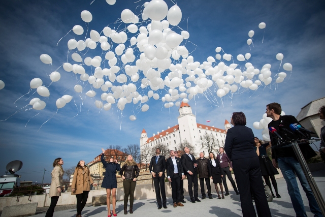 Poslanci OĽaNO vypustili biele balóny kvôli dvom strašným výročiam: za obete holokaustu a umelo potratené deti