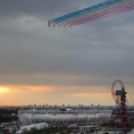 Akrobatická letka prelietava nad olympijským štadiónom