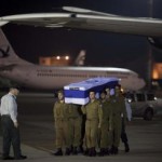 Izraelskí vojaci prenášajú telesné pozostatky obetí atentátu v Burgase