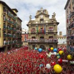 Počas festivalu svätého Fermina zaplnia námestie červené šatky