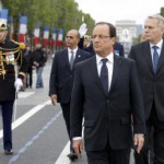 Prezident Hollande kráča pred vojenskými šíkmi v deň pádu Bastily