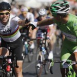 Sagan (v zelenom) gratuluje víťazovi poslednej etapy Britovi Markovi Cavendishovi