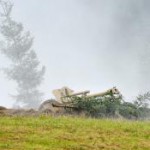 Slovenský vojak s ukrytými protitankovými delami sleduje pohyby nepriateľa