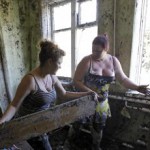Ženy vynášajú zničený nábytok z domu