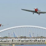 Historické lietadlá predviedli ukážku bojovej akcie nad Dunajom