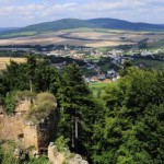 Pohľad na obec zo zrúcaním Zborovského hradu nazývaného aj Makovica