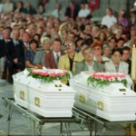 Telá dvoch obetí Melissy Russo a Julie Lejeune počas pohrebnej omše