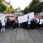 Zdravotné sestry a pôrodné asistentky zaplnili Hlavnú ulicu v Košiciach
