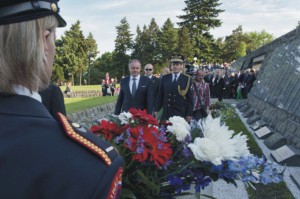 Prezident SR Andrej Kiska (vľavo) si pripomenul 70. výročie skončenia druhej svetovej vojny zapálením Sviečok vďaky na hroboch padlých vojakov na bratislavskom Slavíne 8. mája 2015