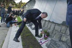 Prezident SR Andrej Kiska (vľavo) si pripomenul 70. výročie skončenia druhej svetovej vojny zapálením Sviečok vďaky na hroboch padlých vojakov na bratislavskom Slavíne 8. mája 2015