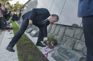 Prezident SR Andrej Kiska si pripomenul 70. výročie skončenia druhej svetovej vojny zapálením Sviečok vďaky na hroboch padlých vojakov na bratislavskom Slavíne 8. mája 2015