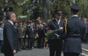 Na snímke prezident SR Andrej Kiska (vľavo) pri kladení venca počas celonárodných osláv 70. výročia ukončenia 2. svetovej vojny a Dňa víťazstva nad fašizmom pri pamätníku na vojenskom cintoríne Háj - Nicovô v Liptovskom Mikuláši