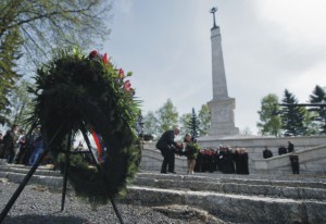 Na snímke celonárodné oslavy 70. výročia ukončenia 2. svetovej vojny a Dňa víťazstva nad fašizmom pri pamätníku na vojenskom cintoríne Háj - Nicovô v Liptovskom Mikuláši 8. mája 2015