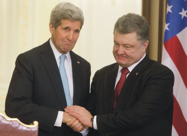 Na snímke vľavo americký minister zahraničných vecí John Kerry a ukrajinský prezident Petro Porošenko