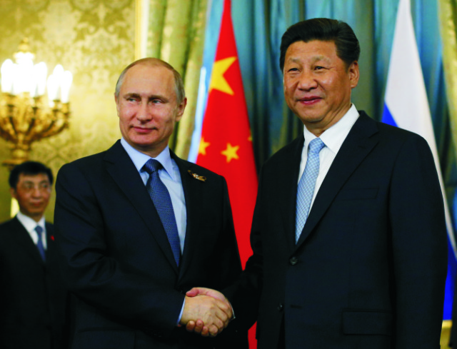 Na snímke ruský prezident Vladimir Putin (vľavo) a čínsky prezident Si Ťin-pching