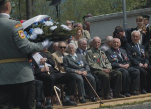 Na snímke vojenskí veteráni, účastníci 2. svetovej vojny, počas celonárodných osláv 70. výročia ukončenia 2. svetovej vojny a Dňa víťazstva nad fašizmom pri pamätníku na vojenskom cintoríne Háj - Nicovô v Liptovskom Mikuláši