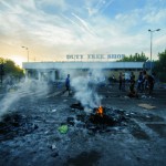 Neporiadok na zemi po zrážkach medzi migrantmi a maďarskou políciou na maďarsko -srbskej hranici Horgoš 2 pri obci Horgoš 16. septembra 2015. Migranti na srbskej strane hraníc pri juhomaďarskej obci Röszke v stredu popoludní stratili trpezlivosť, prerazili plot a začali utekať na maďarskú stranu. Príslušníci zásahovej jednotky maďarskej polície proti nim použili slzotvorný plyn a nasadili aj vodné delo