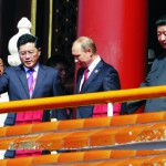 Ruský prezident Vladimir Putin (v strede) a jeho čínsky partner Si Ťin-pching pred vojenskou prehliadkou počas osláv 70. výročia ukončenia druhej svetovej vojny v Pekingu 3. septembra 2015