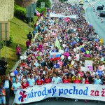Na snímke účastníci Národného pochodu za život v Bratislave 20. septembra 2015. Cieľom podujatia bolo vyzdvihnúť význam ľudského života a nutnosť chrániť ho od počatia po prirodzenú smrť