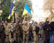 Foto z mítingu žoldnierov pred Prezidentským palácom v Kyjeve, kde žiadali, aby im Porošenko udelil prisľubované ukrajinské občianstvo