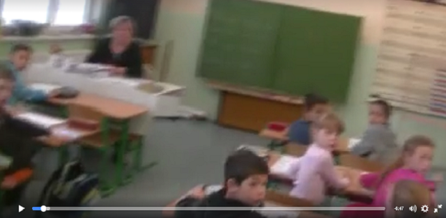 Moment, kedy sociálka vtrhla do triedy prváčikov na základnej škole v Brehoch