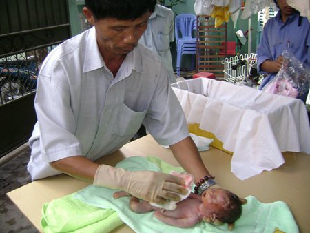 Na snímke Tong Phuc pripravuje potratené dieťa na pohreb