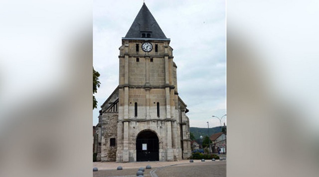 Na snímke kostol Saint-Etienne-du-Rouvray, v ktorom prebieha rukojemnícka dráma