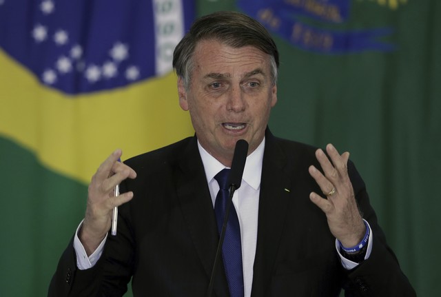 Plačúci Bolsonaro odchádza z Brazílie do USA a vyhýba sa odovzdaniu prezidentského úradu