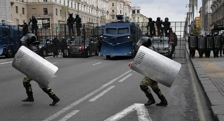 Bieloruské špeciálne jednotky v Minsku vodnými delami rozohnali protestujúcich