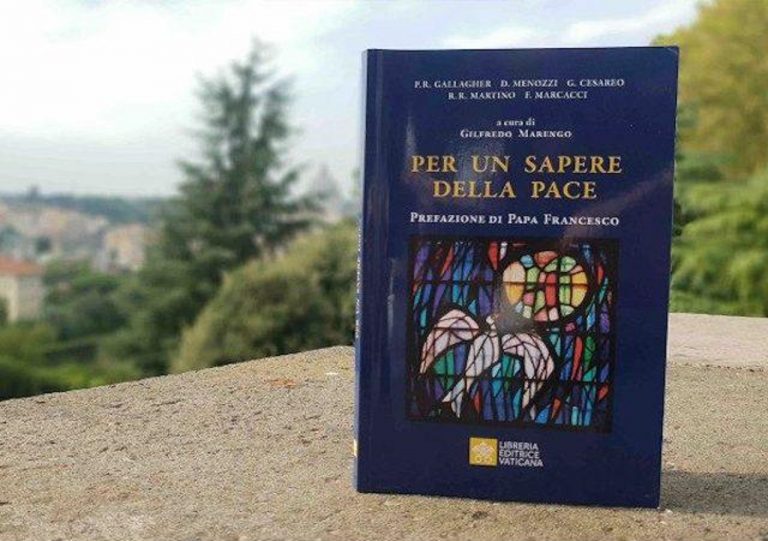 Pápež František napísal predslov k novej knihe „Za poznaním pokoja“