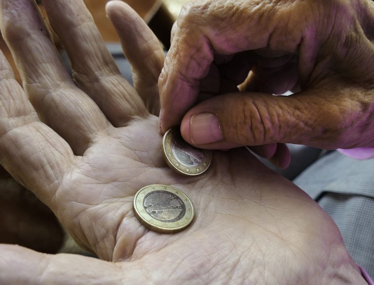 senior dôchodca chudoba mince