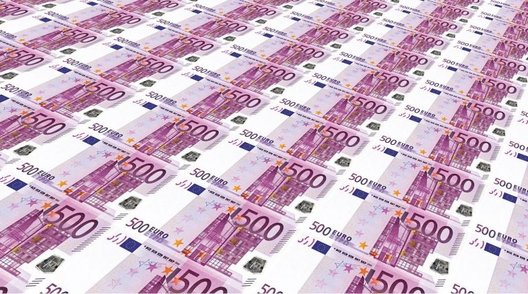 bankovky peniaze eurá