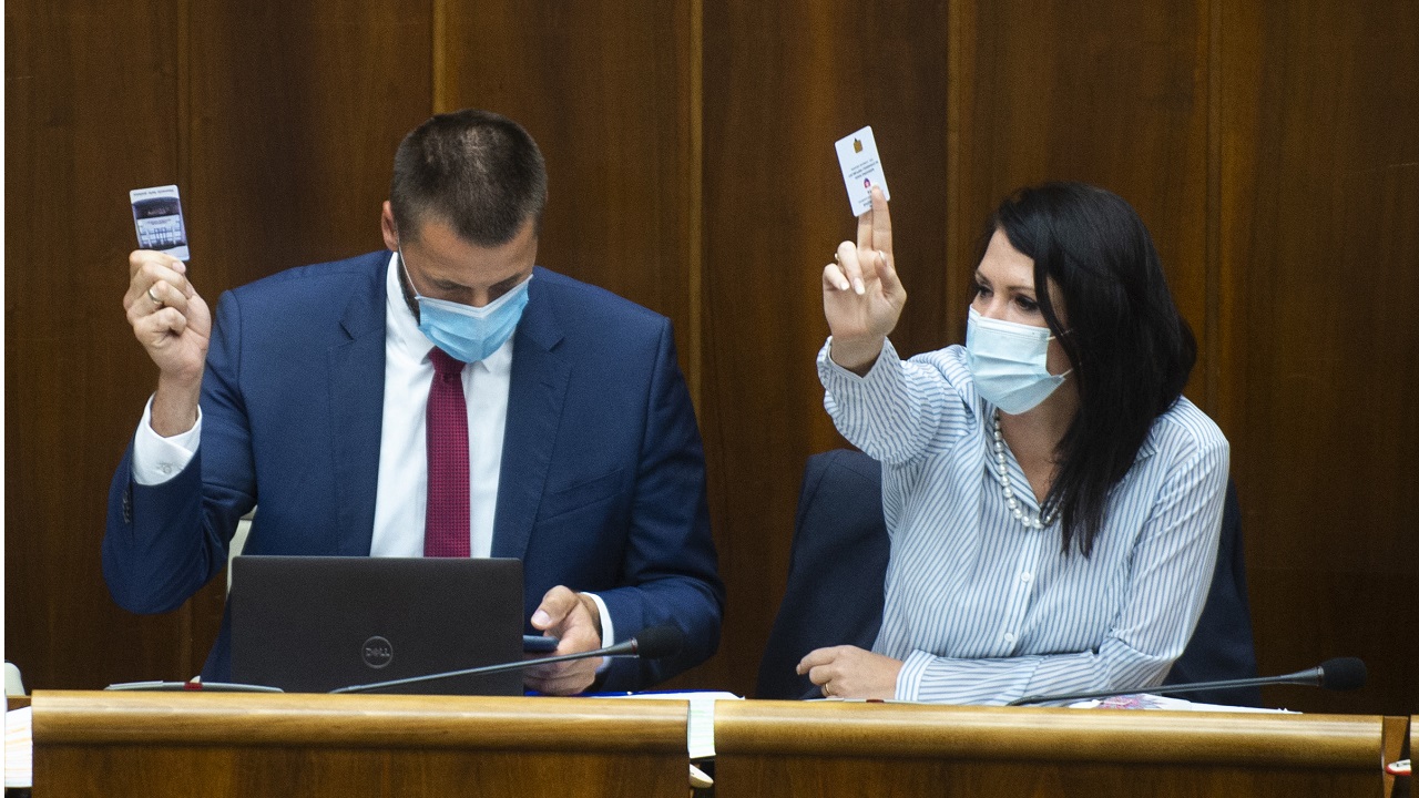 Marián Viskupič Jana Bittó Cigániková hlasovanie obštrukcia hlasovacie karty