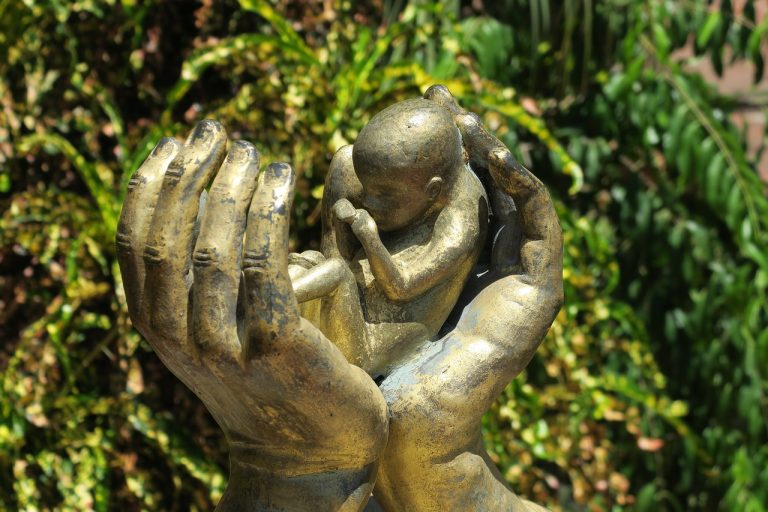 potrat interrupcia dieťa ruky socha