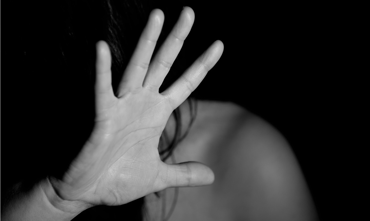 domáce násilie žena strach plač