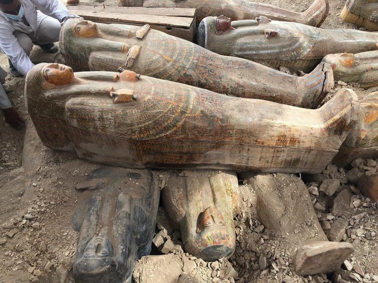 Archeológovia v egyptskom Luxore objavili najmenej 20 starovekých drevených sarkofágov