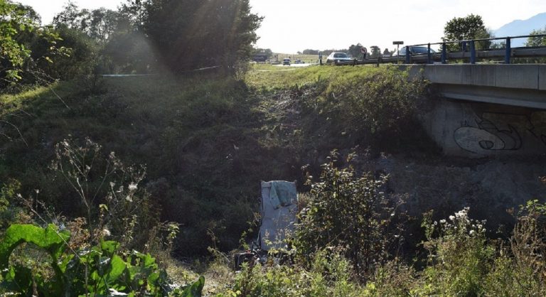 Pod mostom na ceste medzi Huncovcami a Kežmarkom našli v nedeľu telá dvoch mladých mužov