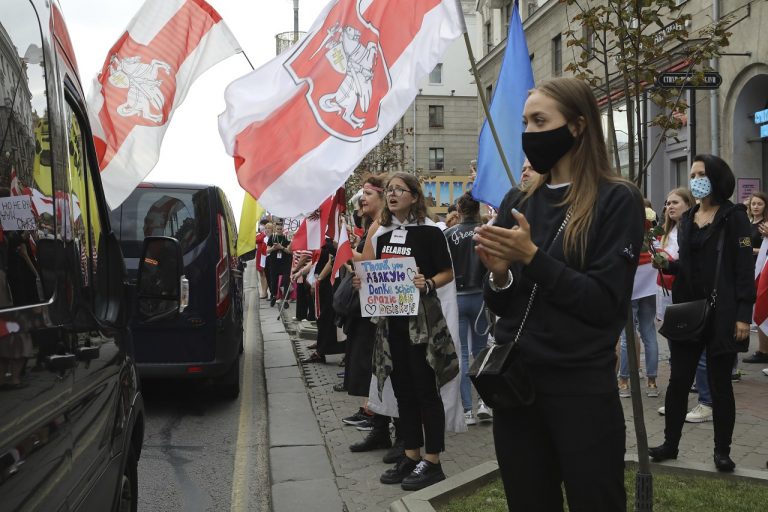 Stovky demonštrantov pochodovali v uliciach bieloruskej metropoly Minsk